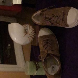 Tennis shoes